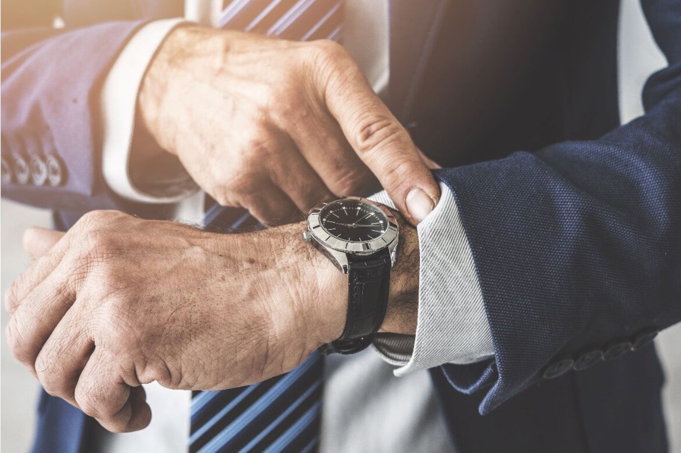 Bild ist ein Herr mit Armbanduhr-Uhrentrends 2023