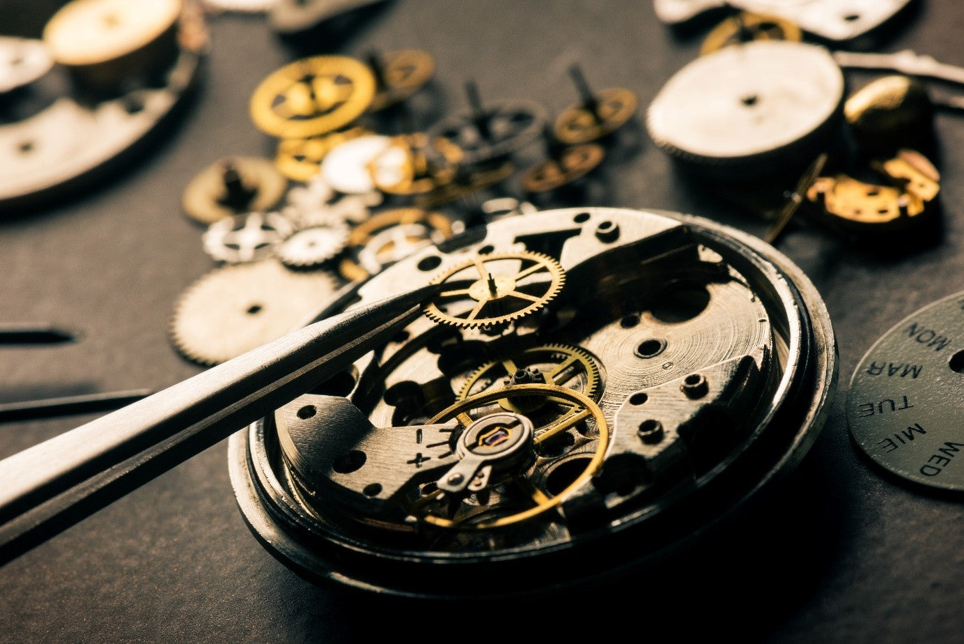 Blick auf ein mechanisches Uhrwerk mit Zahnrädern und Unruh, Makroaufnahme