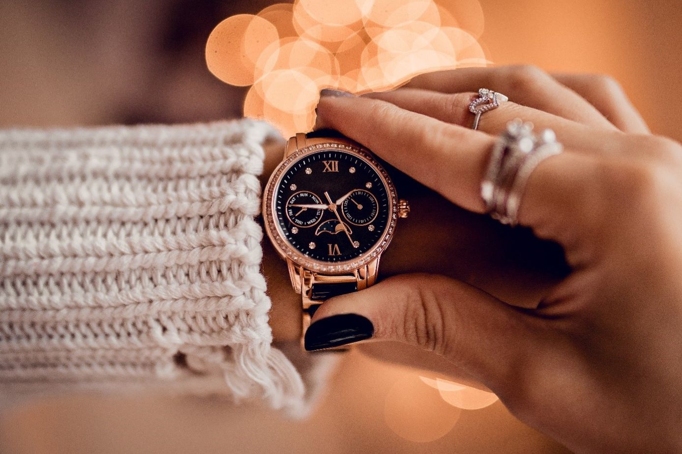Statement-Uhr als Modeaccessoire, kombiniert mit Schmuck oder Outfit-Details, stilvolle Szene
