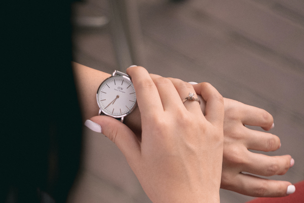 Uhr für schmale Handgelenke mit zeitlosem Design-Leroux Blanc