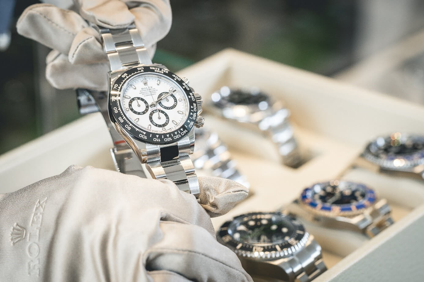 Hochwertige Armbanduhr in einer Box, neben Dokumenten oder Zertifikat, symbolisch für Wertanlage