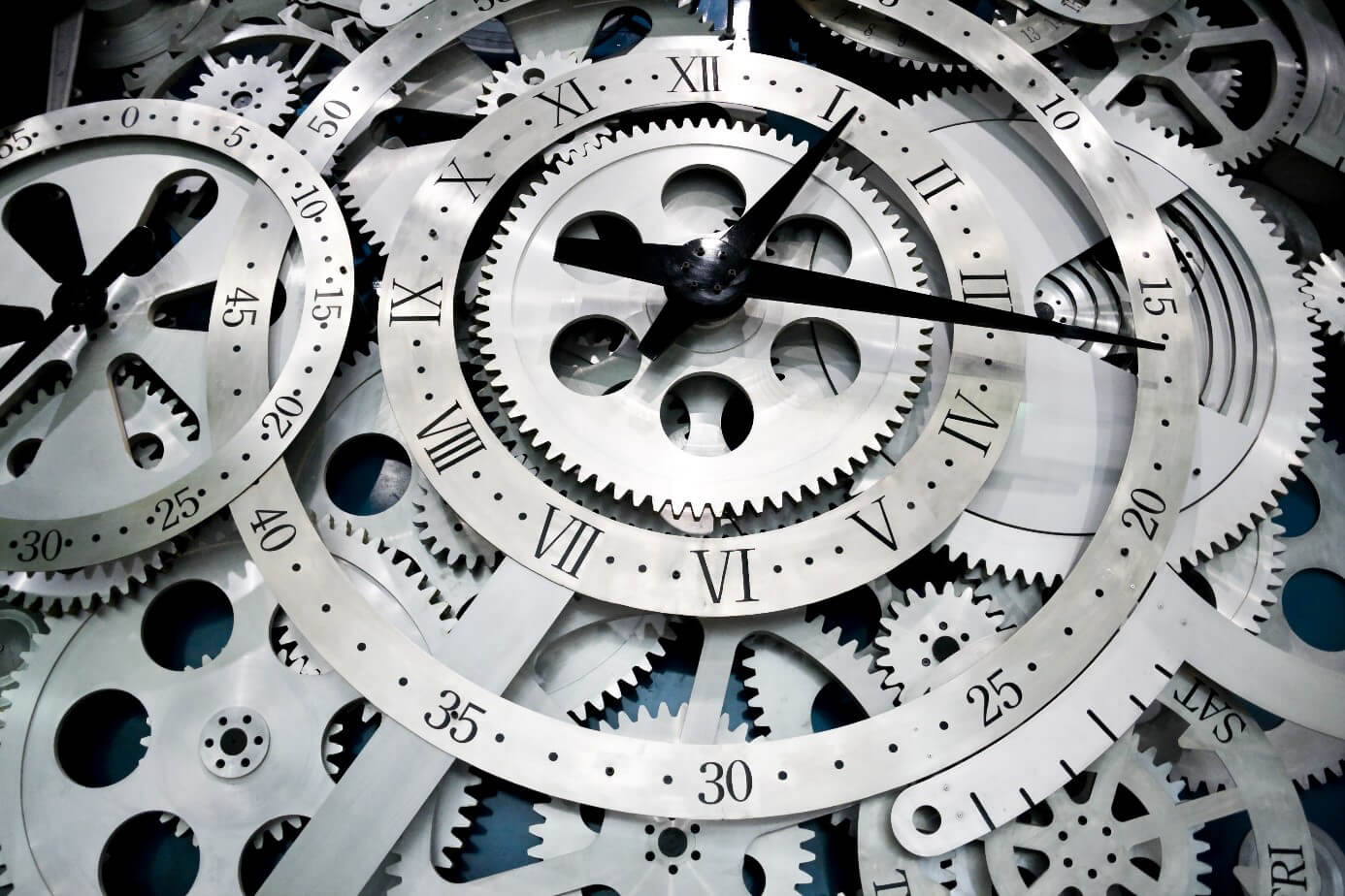 Klassische mechanische Armbanduhr in Nahaufnahme, zeitloses Design und feine Verarbeitung