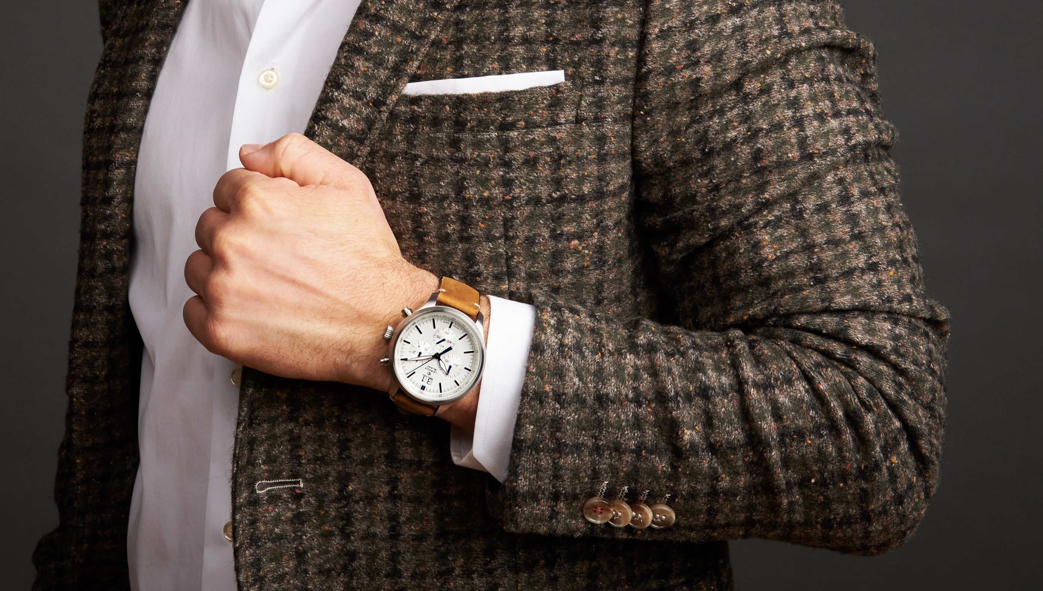 Ein Herren Model mit Lederband Uhr und Edelstahl 