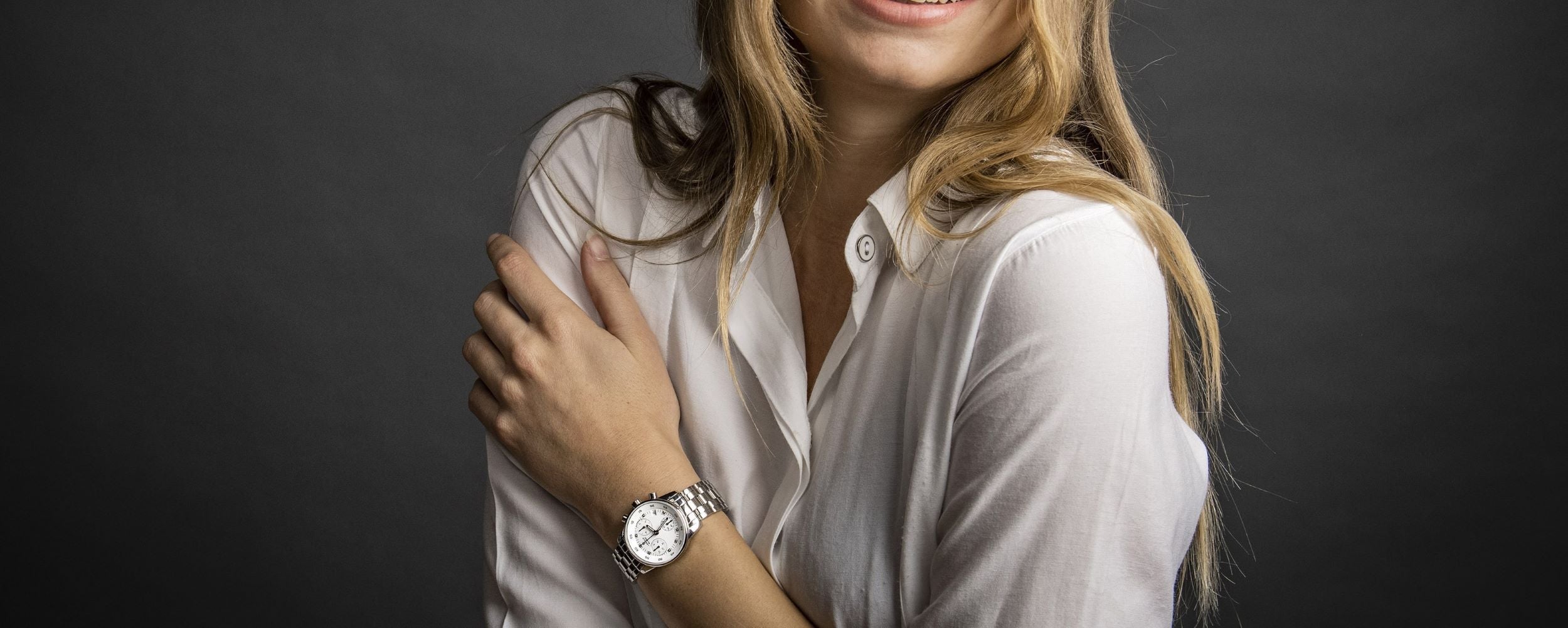 Ein Model mit weisses Hemd und Silberne Uhr von Leroux Blanc